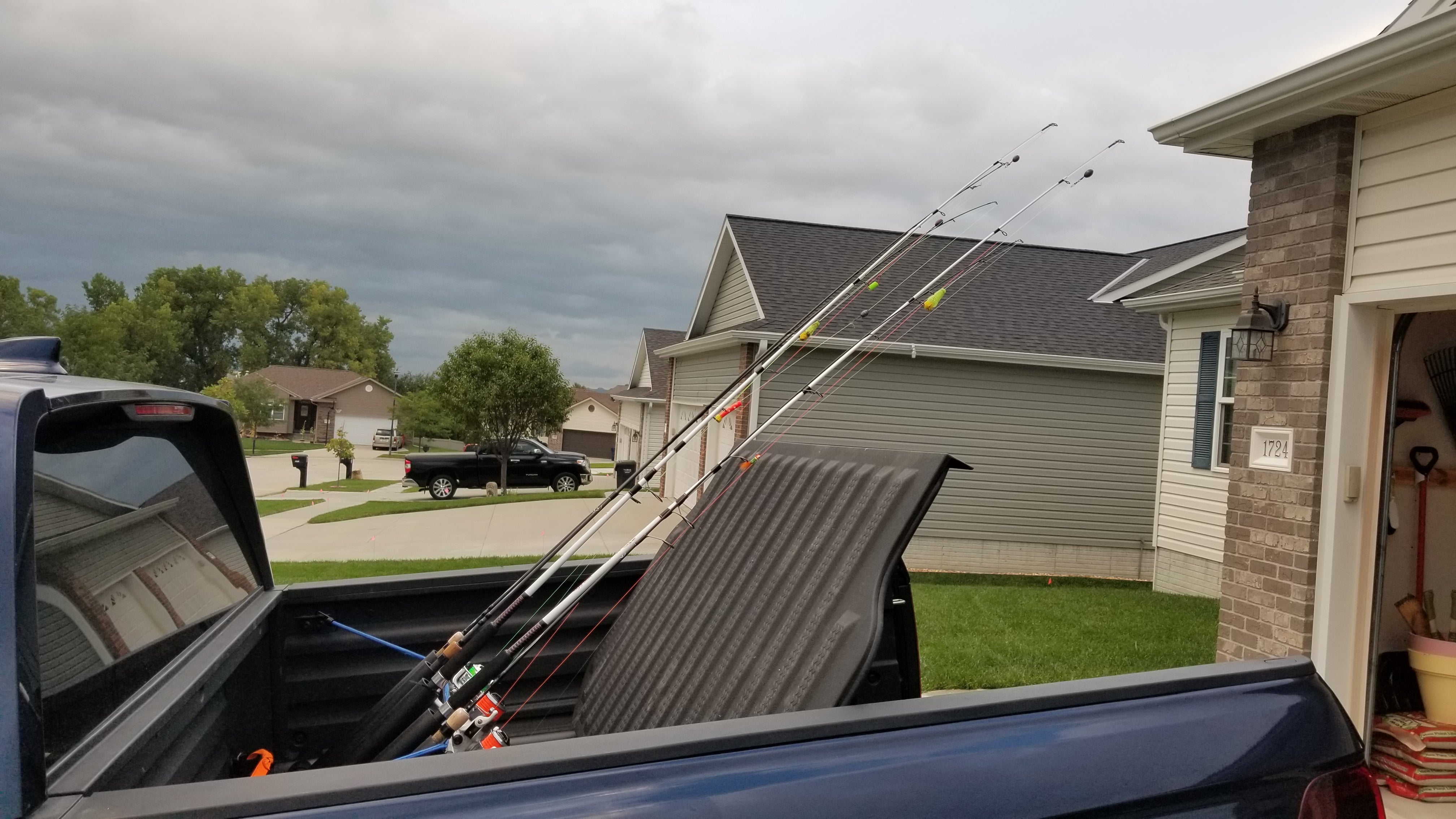 Portable bed/garage fishing rod rack